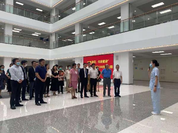 醫(yī)者仁心“慶百年”，服務(wù)為榮“新十年” | 上藥控股助力“銀蛇獎(jiǎng)”獲得者赴福州開展義診